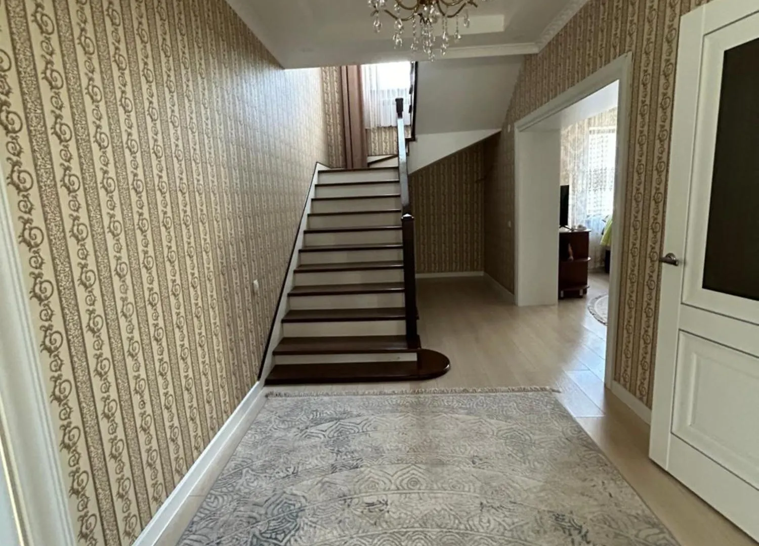 Просторный И Светлый Дом Apartment Almaty